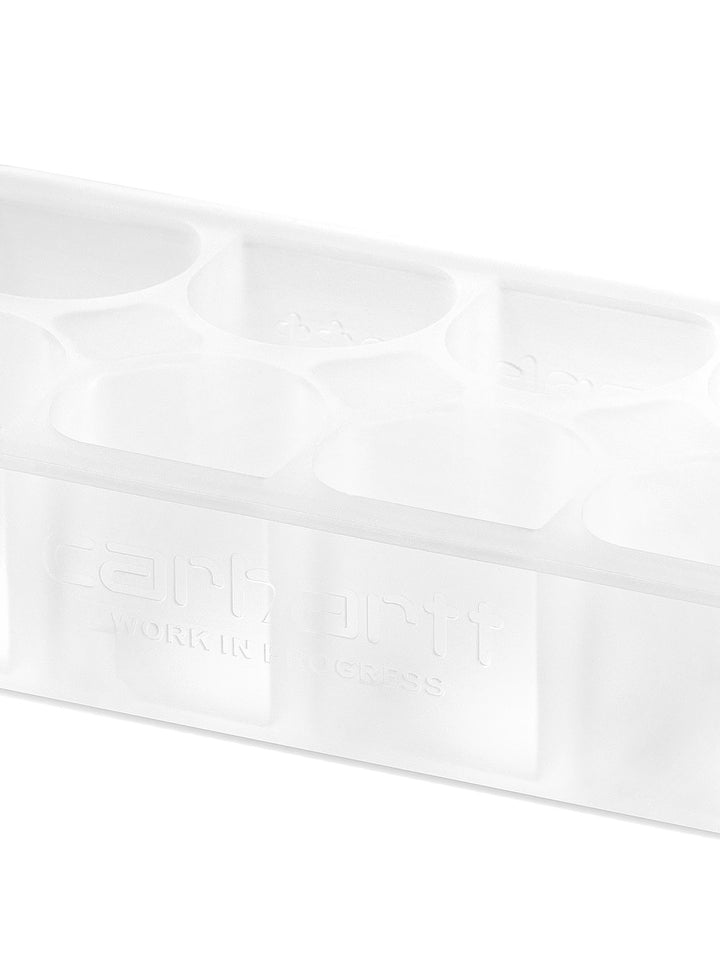 Il 'C' Logo Ice Cube Tray è realizzato in silicone trasparente privo di BPA e gli stampini sono caratterizzati dal logo “C”. Può essere lavato in lavastoviglie.