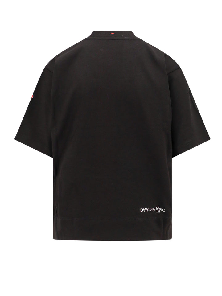 T-shirt in cotone con patch logo frontale