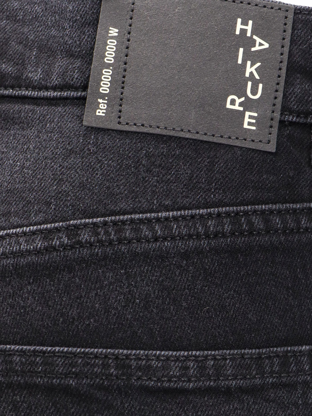 Jeans in cotone con patch logo posteriore