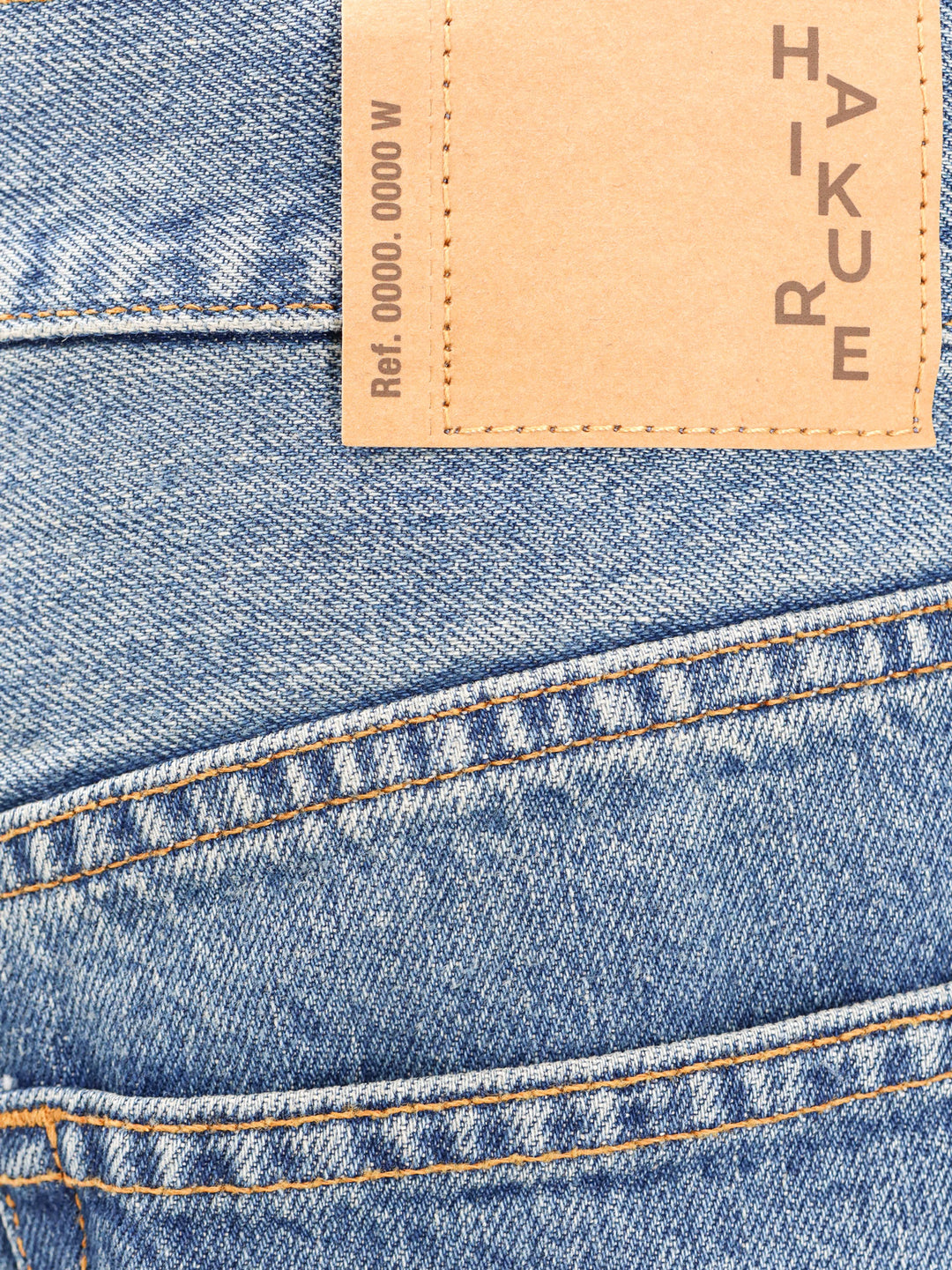 Jeans in cotone organico con patch logo posteriore