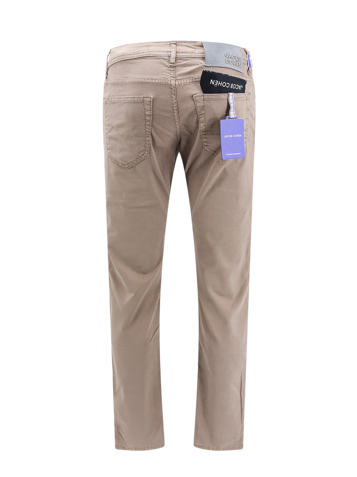 Pantalone slim in cotone con patch logo posteriore